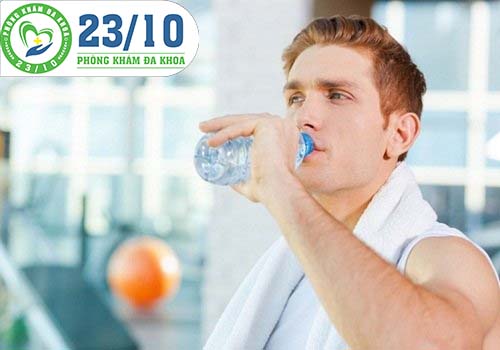 Uống nhiều nước giúp nam giới phòng tránh được các bệnh đường tiết niệu